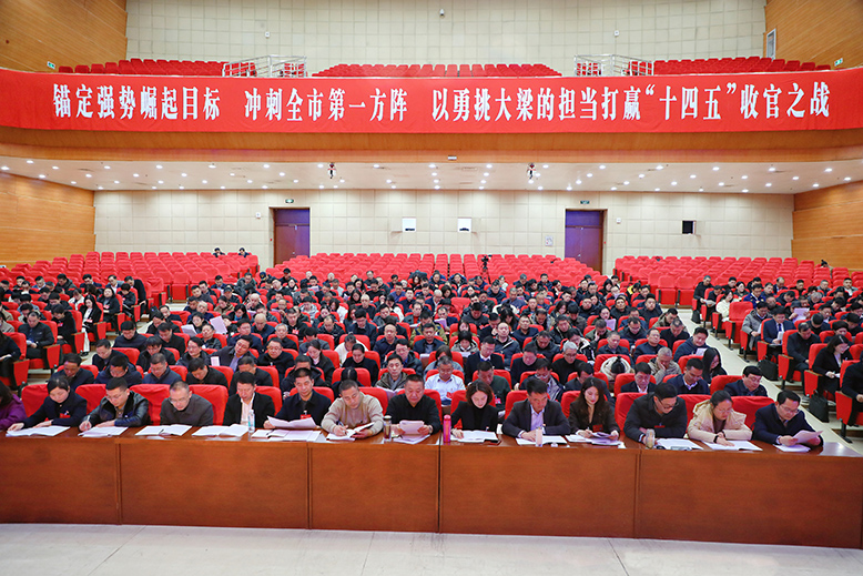政協(xié)委員認真聆聽大會報告