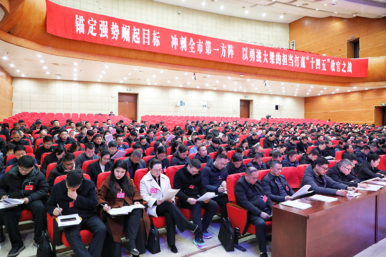 政協(xié)委員認真聆聽縣委書記吳啟標講話