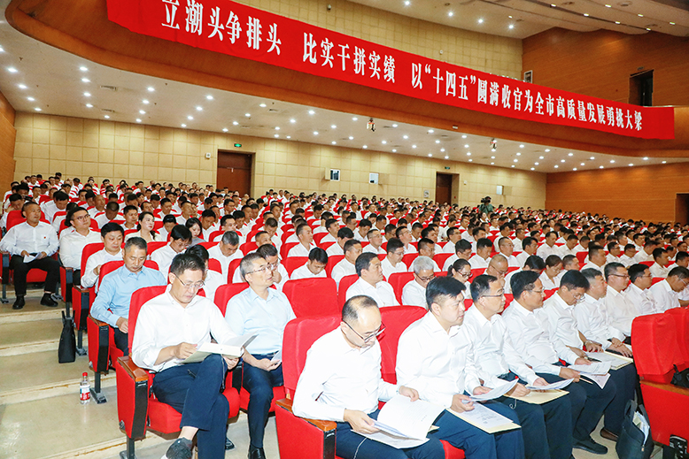 與會(huì)同志認(rèn)真聆聽(tīng)縣委全會(huì)報(bào)告