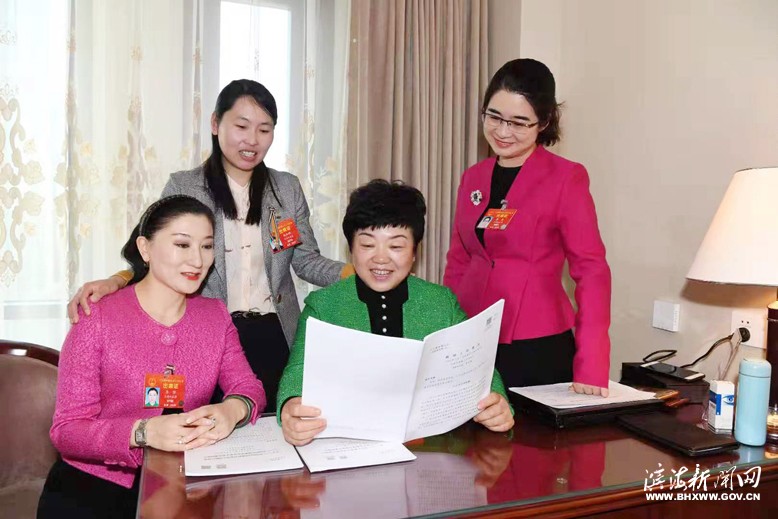 錢(qián)加艷和女代表們學(xué)習(xí)交流政府工作報(bào)告
