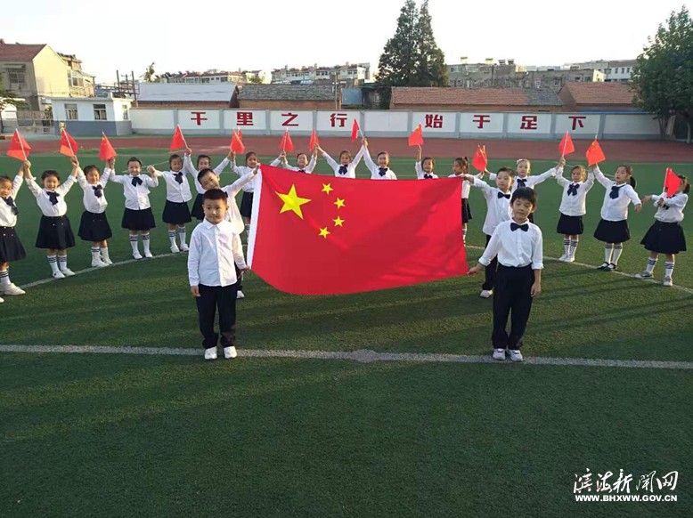 縣實驗小學(xué)新建南路校區(qū)一年級開展“我與國旗合張影，我向祖國送祝?！敝黝}活動