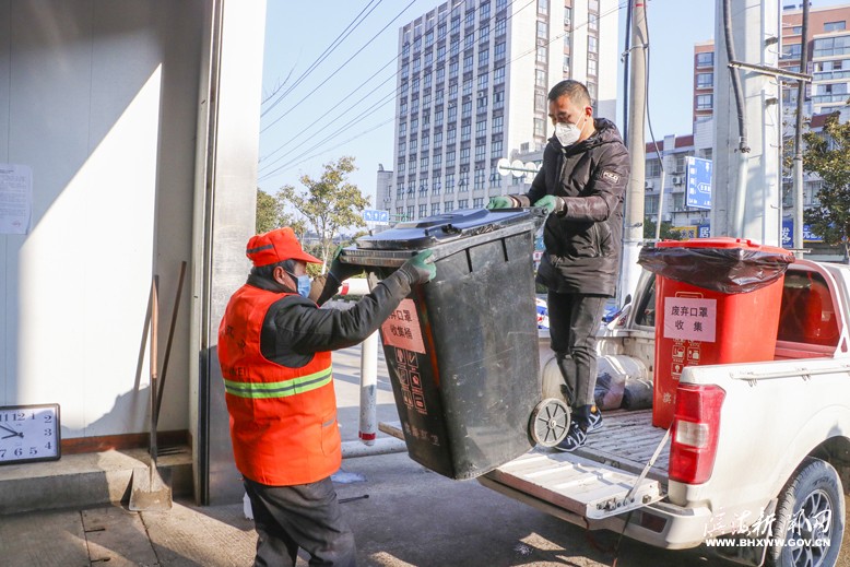 縣環(huán)衛(wèi)所對廢棄口罩收集桶實行專人消毒