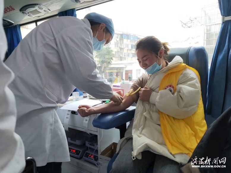 縣齊心社會工作服務(wù)中心組織志愿者開展無償獻(xiàn)血活動