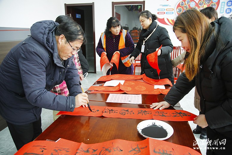 “翰墨飄香迎新春，書寫春聯(lián)送祝?！睍ɑ菝窕顒?dòng)