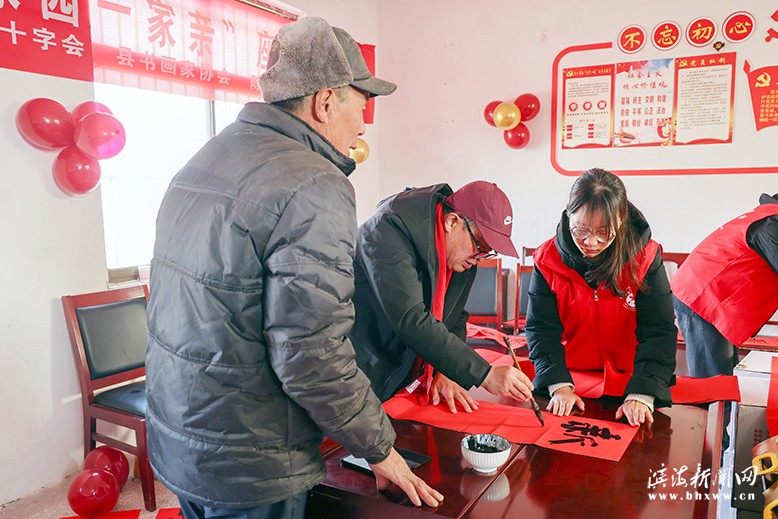 縣紅十字會(huì)組織到陳濤鎮(zhèn)六聯(lián)村開(kāi)展寫春聯(lián)慰問(wèn)老黨員活動(dòng)