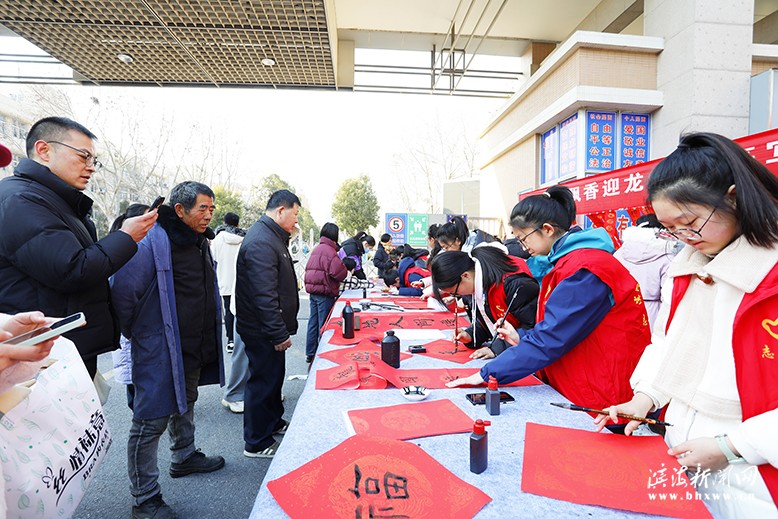 縣一中中市路南校區(qū)組織開(kāi)展“丹墨飄香迎龍年揮毫寫福送春聯(lián)”活動(dòng)